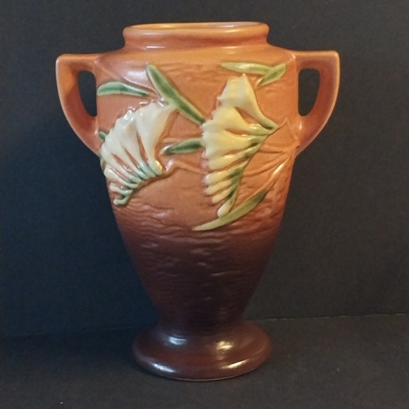 Roseville Pottery Freesia Tangerine 8" Footed Vase (121-8") - Picture 2 of 9